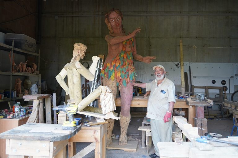 Ricardo Dávila sigue aumentando su serie escultórica en Pujerra
